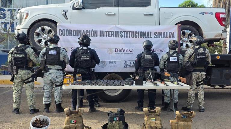 Elementos del Grupo de Operaciones Especiales Sinaloa aseguraron una camioneta blindada con armamento, municiones y equipo táctico en el sector Valle Alto.