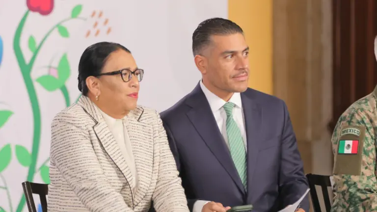 El Secretario de Seguridad, Omar García Harfuch, con la Secretaria de Gobernación Rosa Icela Rodríguez, en la conferencia de la Presidenta Claudia Sheinbaum Pardo.