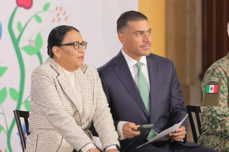El Secretario de Seguridad, Omar García Harfuch, con la Secretaria de Gobernación Rosa Icela Rodríguez, en la conferencia de la Presidenta Claudia Sheinbaum Pardo.