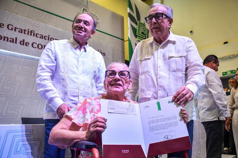 Entregan estímulos por jubilación a 55 trabajadores de Cobaes