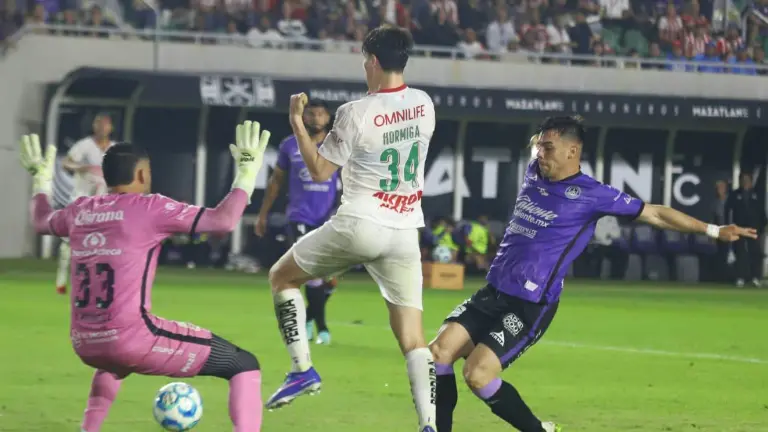 Chivas resiste en El Encanto y mantiene paso perfecto ante Mazatlán.