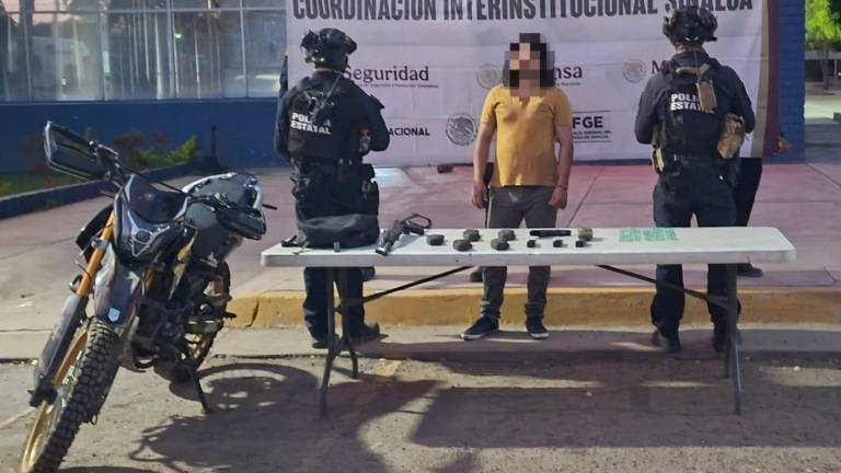 Armas largas y cortas, cartuchos y presunta droga fueron asegurados tras la detención de un hombre en Navolato.