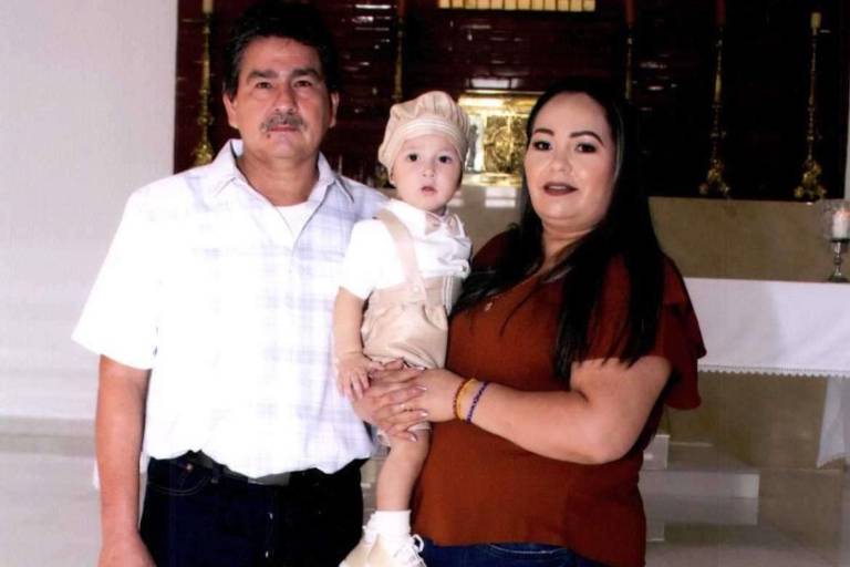 Íker Alexander recibe el sacramento del bautismo