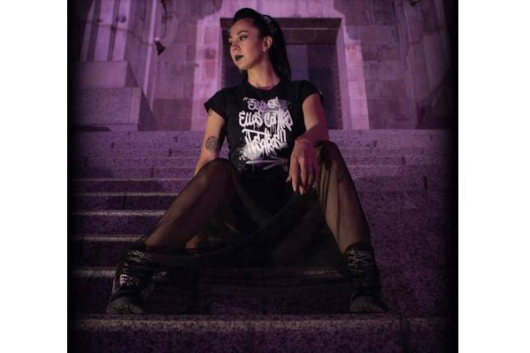 Luis Fernando Peña, lanza prendas con frases de la película Amar te Duele