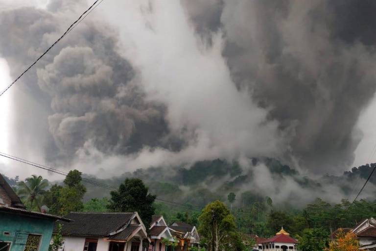 Volcán Semeru deja 14 muertos y 56 heridos en Indonesia