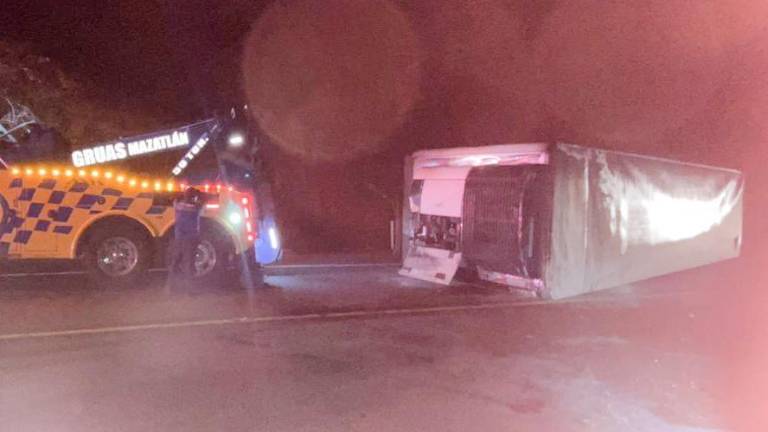 Maniobras de transbordo de carga tras volcadura de tráiler en la autopista Durango-Mazatlán.