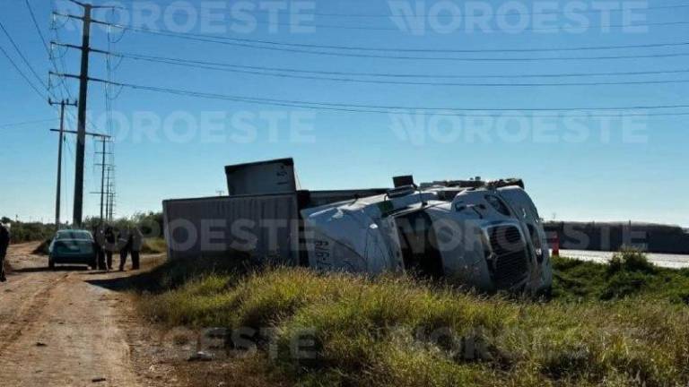 El tractocamión volcó sobre su costado derecho en la Carretera Internacional México 15, sin que el chofer resultara herido.