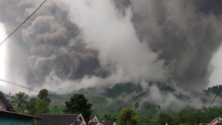 Volcán Semeru deja 14 muertos y 56 heridos en Indonesia