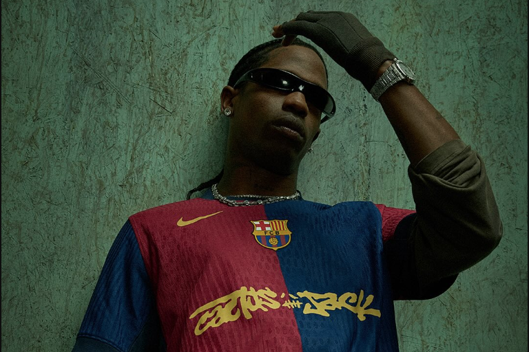Lanza Travis Scott camiseta de edición limitada para el FC Barcelona