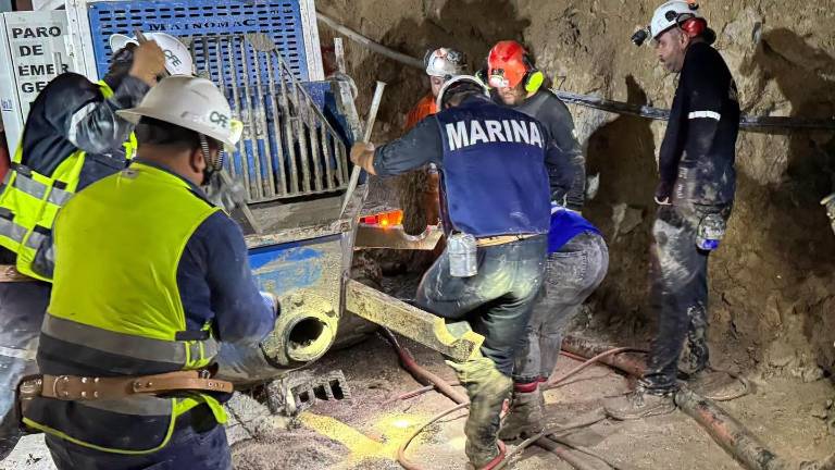 Elementos de Protección Civil, Defensa Nacional y Marina mantienen las labores de búsqueda en la mina Santa Fe, en Rosario.