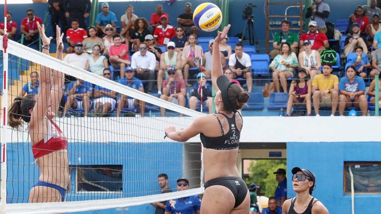 La sinaloense Abril Flores busca el punto con un remate, en las semifinales del voleibol de playa.