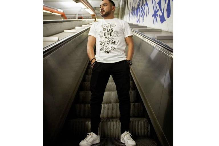 Luis Fernando Peña, lanza prendas con frases de la película Amar te Duele