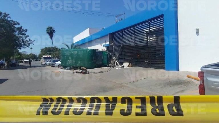 La zona del accidente, donde volcó un camión de personal, fue acordonada por autoridades.