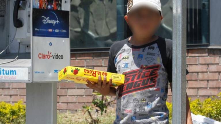 Haciendo malabares, vestidos de payasos, vendiendo dulces o limpiando parabrisas son algunas de las estrategias que los menores utilizan para ganar dinero en las calles.