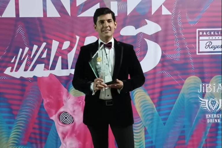 Recibe Adrián Varela reconocimiento por su trayectoria artística y talento