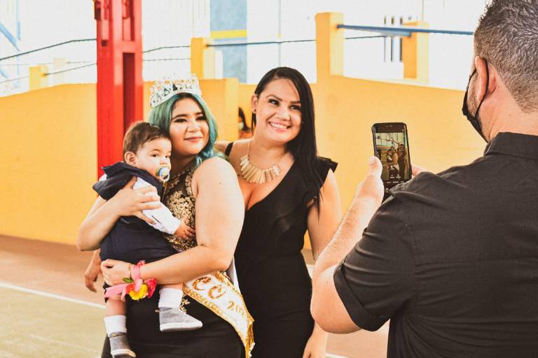 Coronan en el ICO a sus reinas de preparatoria y secundaria