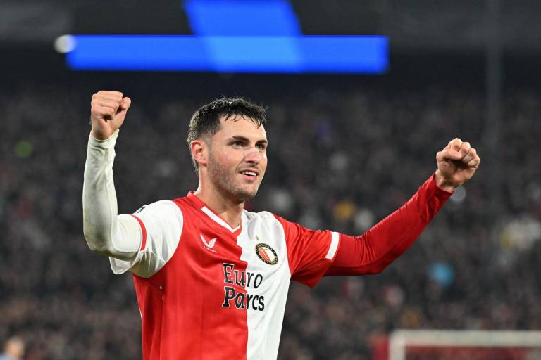 Santiago Giménez debuta con doblete en la Champions League