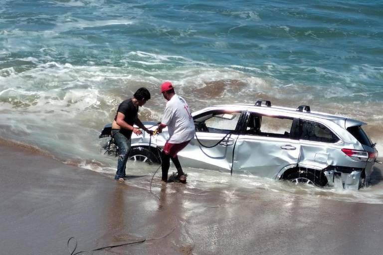 Localizan camioneta en la playa Escopama, a la altura de Oceánica, en Mazatlán