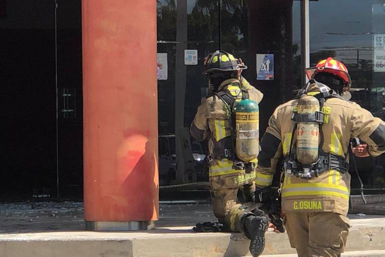 Acuden bomberos a controlar incendio en cine cerrado en Mazatlán