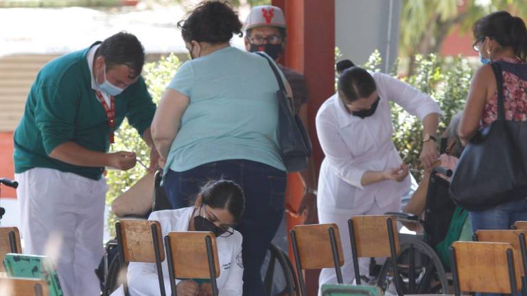 Con retrasos, desorganización y reclamos, inicia en Mazatlán la vacunación contra el Covid-19