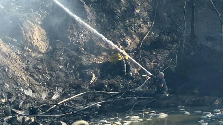 Elementos de Bomberos de Culiacán han trabajado por varias horas para sofocar el incendio registrado en el relleno sanitario del parque industrial Piggy Back.