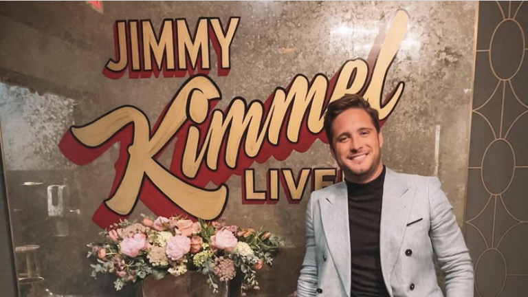 Diego Boneta comparte con Jimmy Kimmel lo que ha sido interpretar a Luis Miguel.