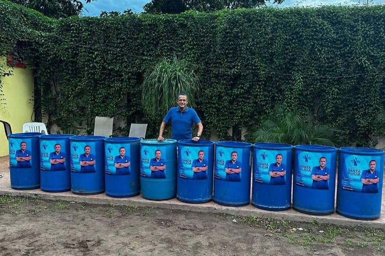 Ex Alcalde Manuel Pineda dona tambos de basura en El Rosario; su imagen aparece en los contenedores