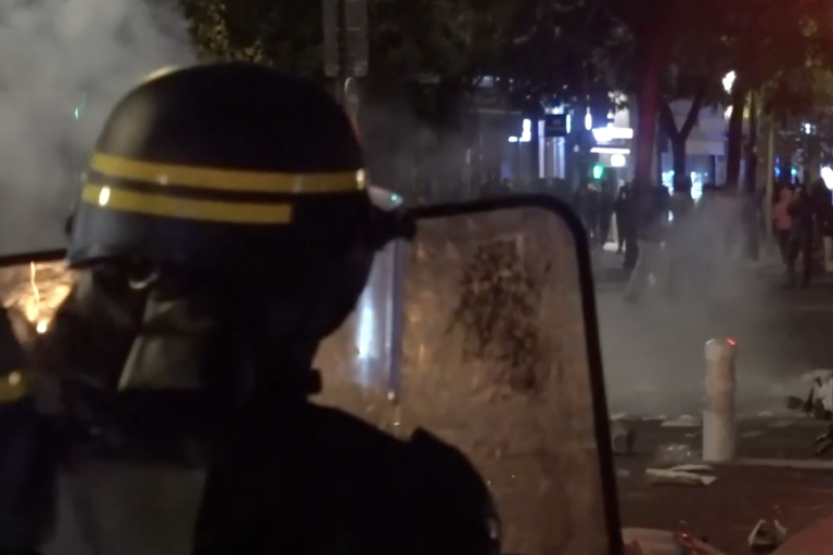 Policías franceses dispersan a manifestantes con gases lacrimógenos en la Plaza de la República, en París, durante nuevas tensiones registradas este domingo 18 de octubre.
