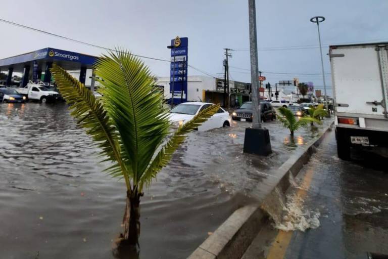 Dejan lluvias en Mazatlán una persona ahogada, inundaciones, apagones y colapso vial