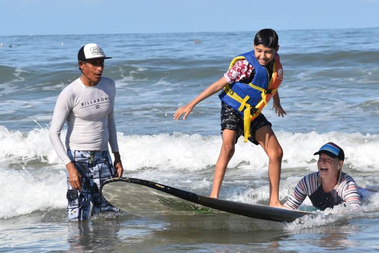 Decenas de niños con discapacidad asisten a la clínica de surfing en Mazatlán