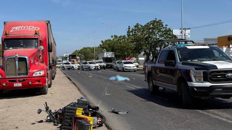 Motociclista falleció tras choque por alcance sobre el Libramiento Colosio, en Mazatlán.