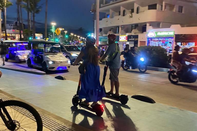 Usuarios de scooters mantienen cumplimiento de normas en el malecón de Mazatlán