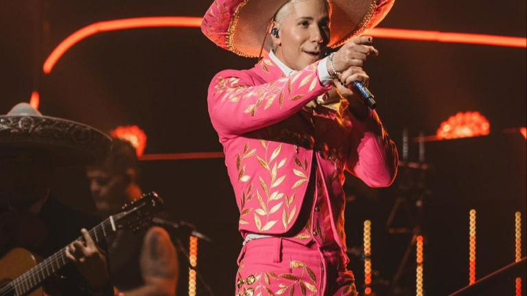 Christian Chávez vuelve a usar el polémico traje de charro rosa.