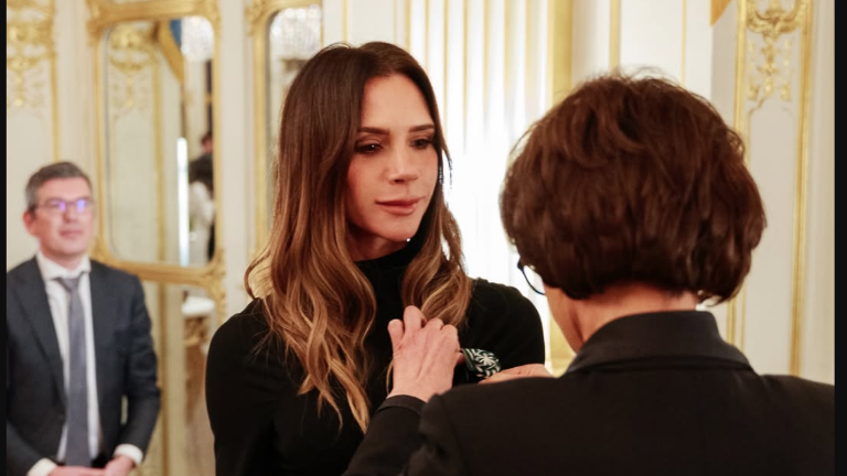 Victoria Beckham recibe la Orden de las Artes y las Letras por su trayectoria en la moda y el entretenimiento.