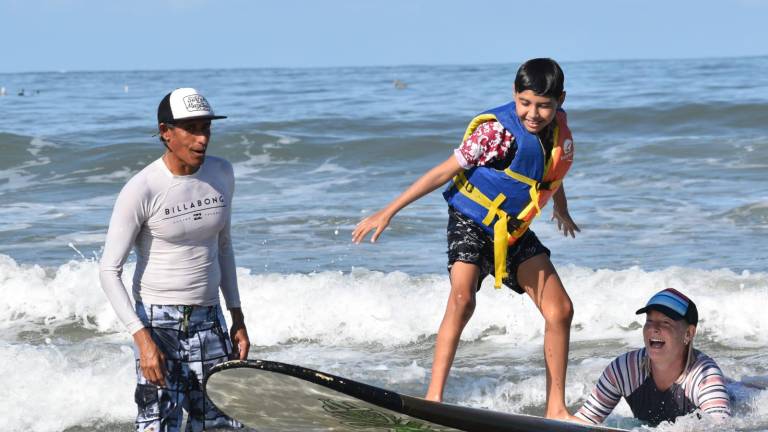 Decenas de niños con discapacidad asisten a la clínica de surfing en Mazatlán