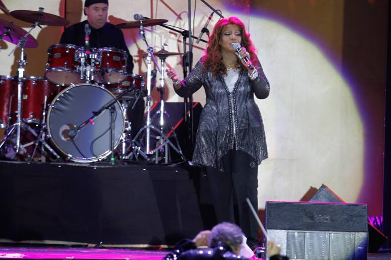 Da Gloria Gaynor el toque retro en la coronación de la Reina de los Juegos Florales