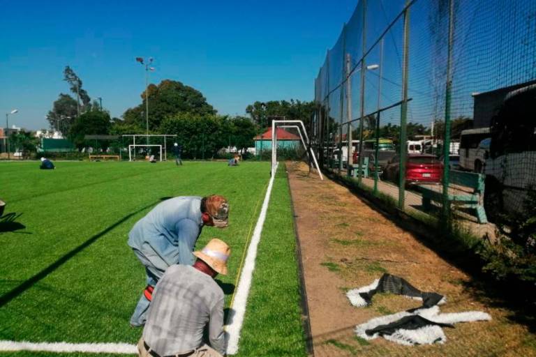 Avanza instalación de pasto sintético