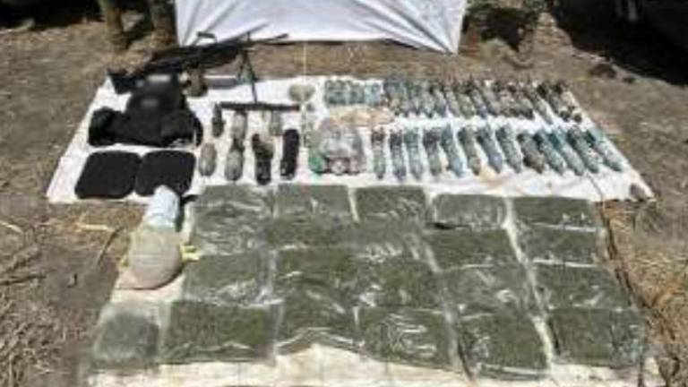 Personal militar resguarda el armamento y los explosivos localizados en el municipio de Elota.