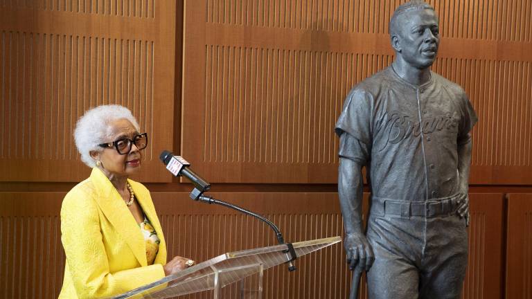Billye, viuda de Hank Aaron, ofreció un discurso al lado de la estatua.