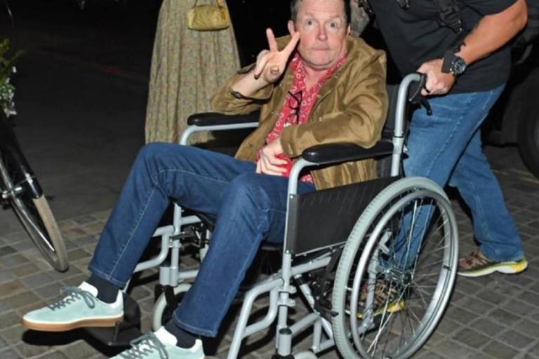 Preocupa a fans salud de Michael J. Fox, aparece en silla de ruedas