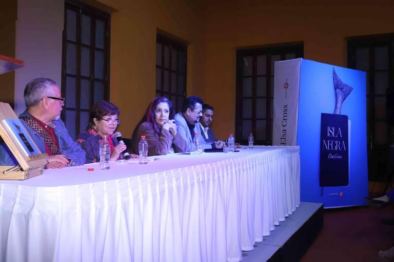 Convive Elsa Cross, ganadora del Premio Mazatlán de Literatura 2024, con público mazatleco