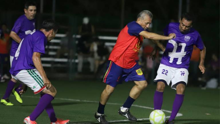 Frutería Bernal liga goleada en Torneo de Futbol del Recuerdo.