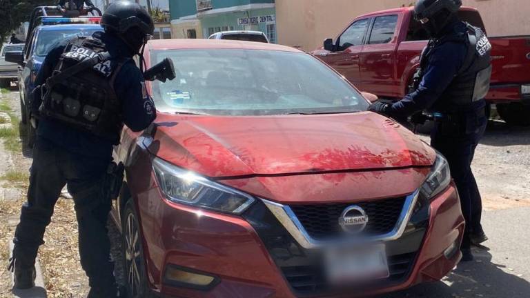 Elementos del Grupo Élite de la Policía Estatal Preventiva localizan un auto robado en Culiacán.