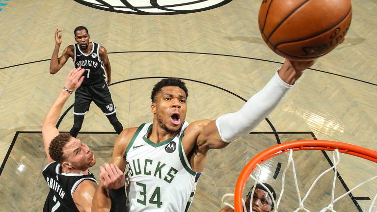 Giannis Antetokounmpo al momento de buscar embocar dos de sus 40 puntos en el Juego 7 ante Brooklyn.