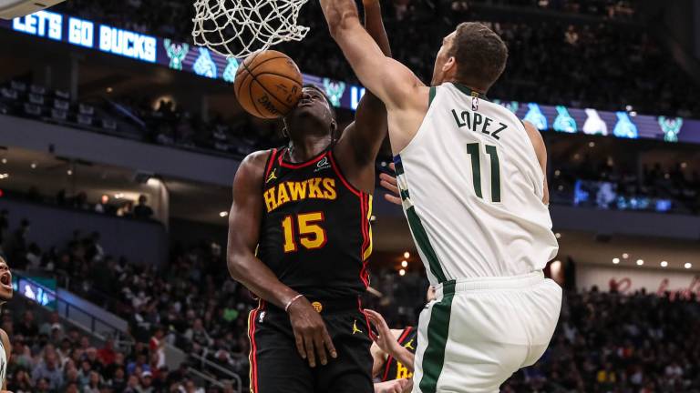 Brook Lopez “clava” la pelota para lograr dos puntos para los Bucks de Milwaukee.