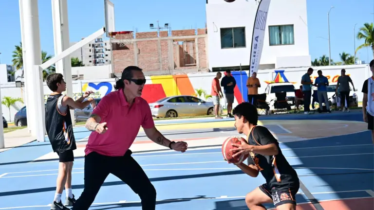 Los jóvenes basquetbolistas demostraron su talento en la visoría.