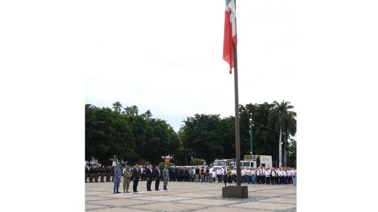 El izamiento de bandera fue a media asta por las víctimas de los sismos de 1985 y 2017.
