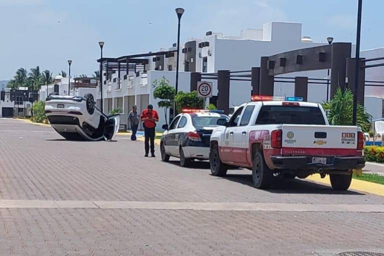 Vuelca mujer en camioneta, en fraccionamiento Montecarlo en Mazatlán