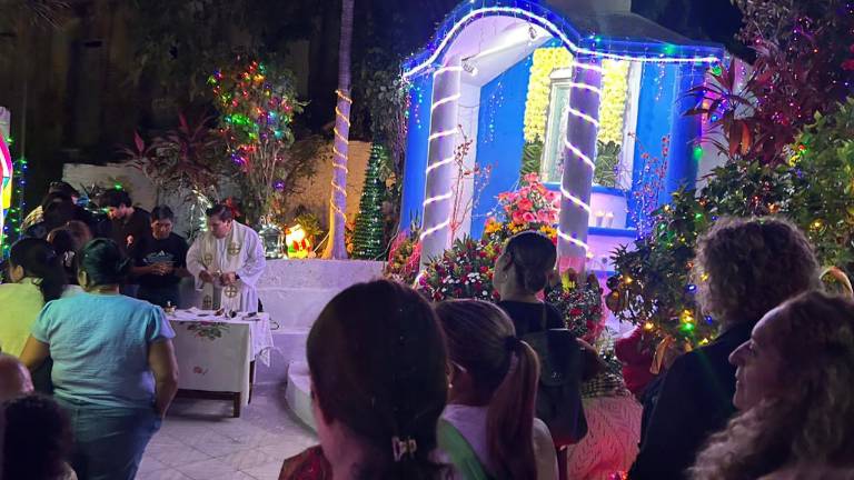 En el Centro de Mazatlán, devotos participan en la celebración de la Virgen de Guadalupe.