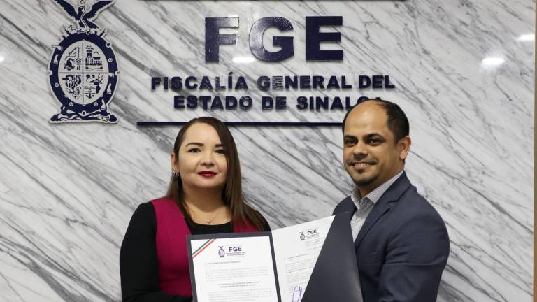 La Fiscal Claudia Zulema Sánchez Kondo entrega el nombramiento de Vicefiscal general a Roberto Quiñonez.